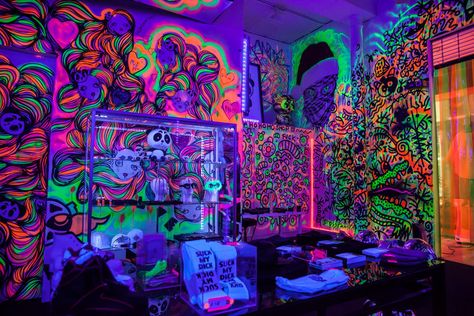 Nicola Formichetti's Pop Up Is the Most Neon Thing In Tribeca Vaporwave Bedroom, Trippy Bedroom, Nicola Formichetti, Canvas Sorority, Black Light Room, Chambre Indie, Hippy Bedroom, Hippie Bedroom Decor, Birthday Golf