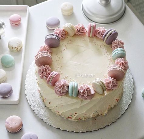 Macaroons cake Macaroons Cake Decoration, Macaroons Cake, Cake For Mom, Macaroon Cake, Pastel Cake, Birthday Cake For Mom, Macaron Cake, Cake Birthday Cake, Girly Cakes