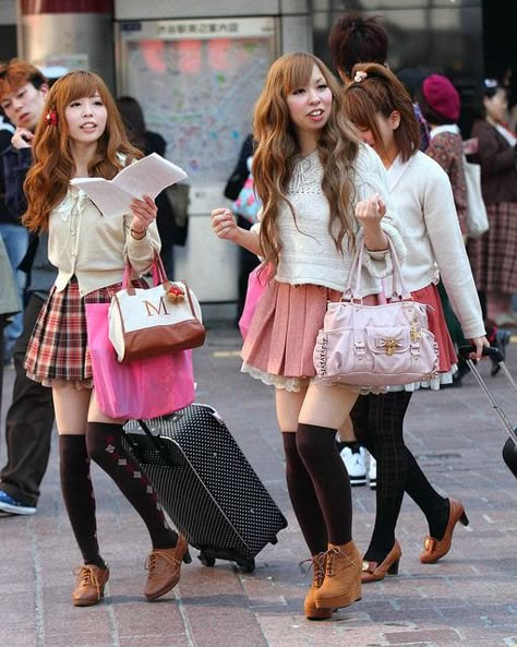 Love these Roma Gyaru coords! Romantic Gyaru, Himekaji Gyaru, Roma Gyaru, Gyaru Style, What Makes Me Happy, Hime Gyaru, Identity Crisis, Clueless Outfits, Gyaru Fashion