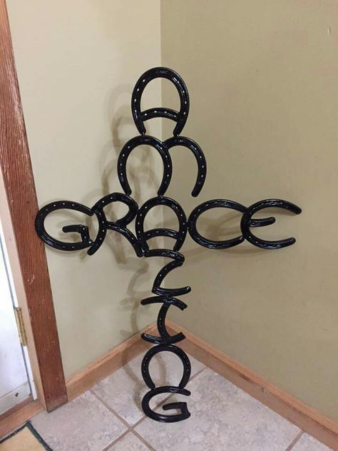 Amazing Grace cross rustic horseshoe country Diy Welding Projects, Amazing Grace Cross, Welding Projects Ideas, Horseshoe Crafts Projects, Welding Design, Welding Crafts, Types Of Welding, Horseshoe Projects, Big Horses