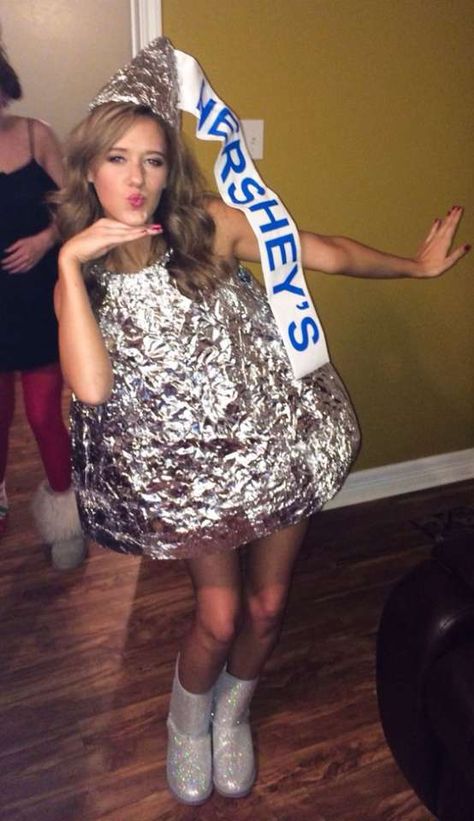 Hershey KissWhat you'll need:- Tin foil- Paper- Cardboard  Photo:Pinterest Easy Homemade Halloween Costumes, Creative Halloween Costumes Diy, Meme Costume, Ugly Dresses, Kostum Halloween, Candy Costumes, Diy Kostüm, Homemade Halloween Costumes, Holloween Costume