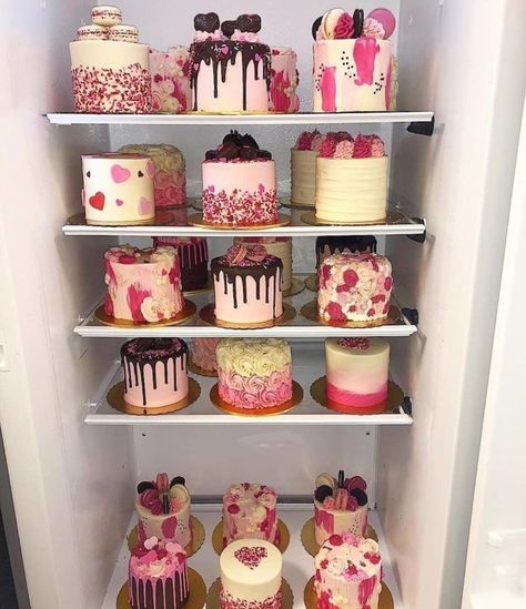 Case Cake Ideas, Mini Cakes With Macarons, Valentines Day Desserts Cake, Valentine’s Cupcakes Ideas, Mini Valentines Cakes, Mini Cakes Decorating Ideas, Valentine’s Day Mini Cakes, Cake Shop Ideas, Valentine Mini Cakes