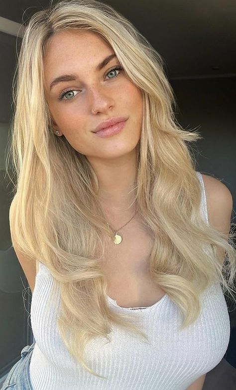 Italian Women Beautiful, Old Faces, Italian Women, Blonde Women, Pretty Photos, 30 Years Old, Blonde Girl, Happy Monday, Pretty Woman