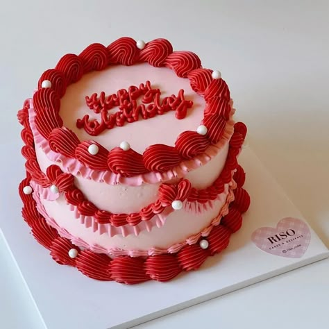 Min Cakes Ideas, Bolo Retro Vintage, Red Cake Aesthetic, Pink And Red Cake, Red Vintage Cake, Vintage Cake Aesthetic, Aries Cake, Pink Vintage Cake, Kue Disney