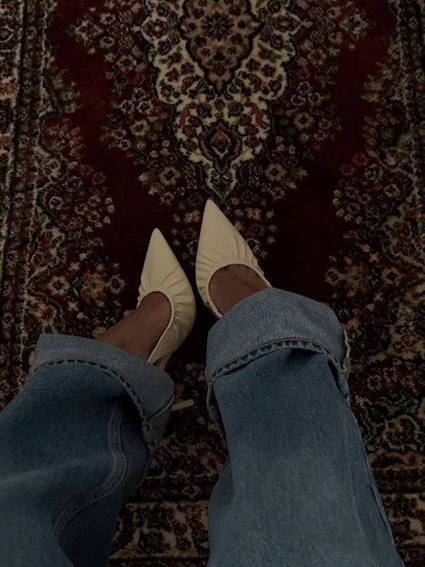 Pointy Heels Aesthetic, Pointy Heels Outfit, Heels Aesthetic, Pointy Heels, Intelligent Women, Jeans With Heels, Casual Outfit Inspiration, Heels Outfits, Stunning Shoes