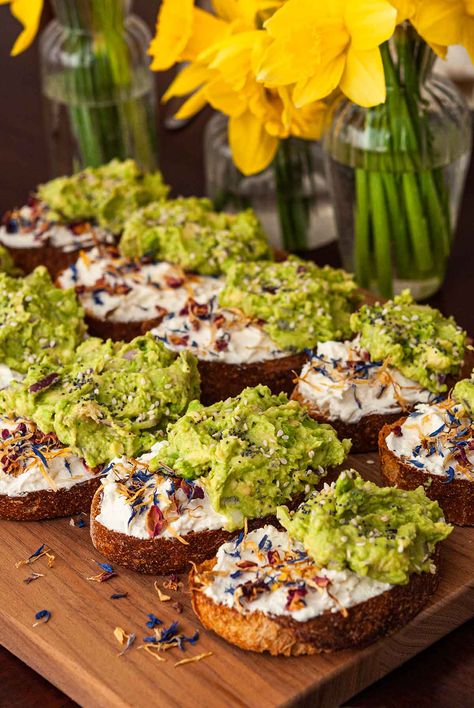 These pretty avocado toasts with whipped goat cheese also include real, edible flowers that are easier to find than you may think! They take just 20 minutes to whip up, 10 minutes to assemble, and they make gorgeous additions to any brunch party! Cranberry Baking, Brunch Inspiration, Whipped Goat Cheese, Lemon Scones, Fall Brunch, Goat Cheese Recipes, Tomato Tart, Spring Brunch, Fennel Salad