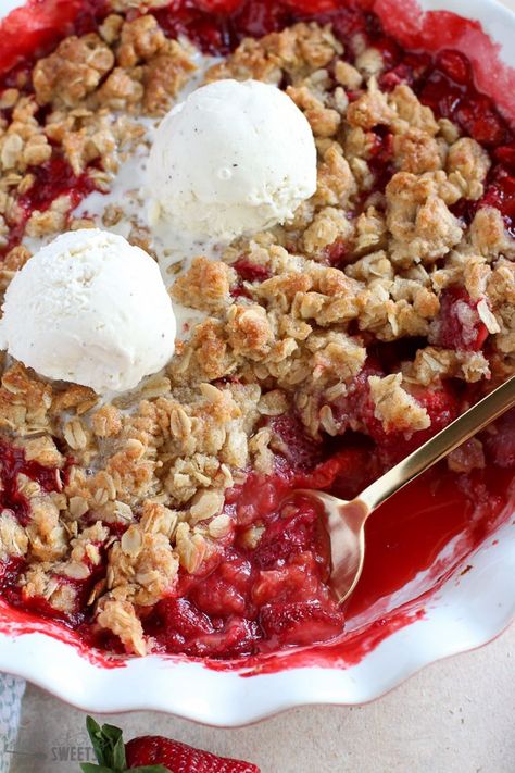 Easy Strawberry Crisp - Sweet and juicy strawberries topped with a buttery brown sugar oat crumble. This delicious fruit crisp comes together in minutes and it is sure to be a crowd pleaser. Strawberry Crisp Recipe, Cherry Crisp Recipe, Celebrating Sweets, Crisp Desserts, Cherry Crisp, Strawberry Crisp, Strawberry Rhubarb Crisp, Rhubarb Crisp, Oat Crumble