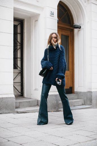 Le Fashion Blog Blue Knitted Sweater Teal Leather Pants Black Purse Via Lisa Place Mode Dope, Vogue Knitting, Mode Boho, Cooler Look, Fashion Blogger Style, Looks Street Style, Outfit Trends, Street Style Winter, Malene Birger