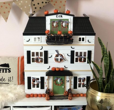 Diy Haunted House Dollhouse, Haunted House Diy, Dollhouse Halloween, Casa Halloween, Haunted Dollhouse, Diy Xmas Gifts, Halloween Miniatures, Halloween Village, Halloween Doll