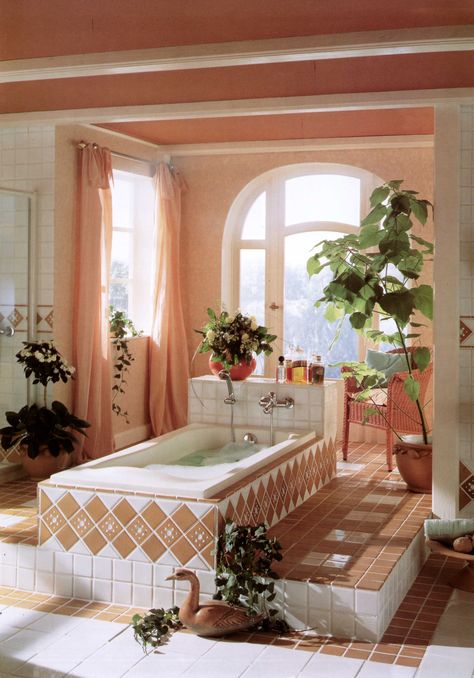 70s Mediterranean House, 80s Bathroom Aesthetic, Curvy Bathroom, Basement Aesthetic, Vogue Room, 80s House Interior, Aesthetic Vogue, 80s Interior, Retro Interior Design