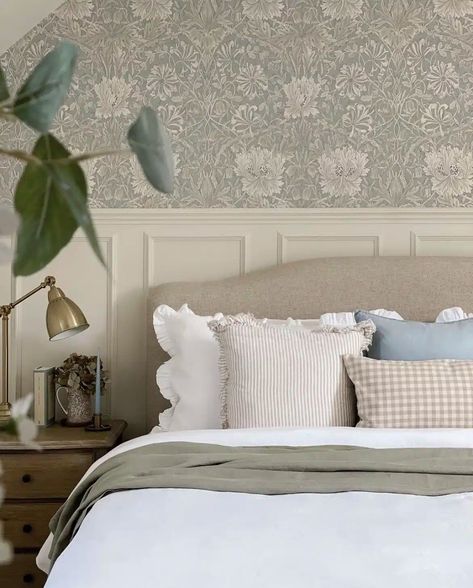 17 Re-imagined Two Tone Paint Ideas For Your Bedroom 3 Bedroom Wallpaper Trends, Modern Country Bedrooms, Bilik Idaman, Sage Green Bedroom, Serene Bedroom, Cottage Bedroom, Country Bedroom, Hus Inspiration, Bedroom Green