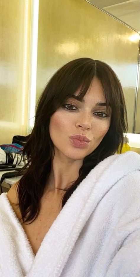 Kendall Jenner Bangs, Dark Hair Bangs, Red Hair With Bangs, Kendall Jenner Icons, Hair Color Chocolate, Kendall Style, Haircuts For Wavy Hair, Hair Advice, Hairstyles With Bangs