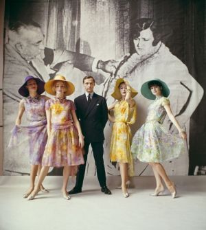 Dior creative director Marc Bohan with models from his first collection Spring-Summer 1961 Marc Bohan, Dior Collection, Moda Paris, French Fashion Designers, Rock N’roll, Dior Fashion, Dior Couture, Ringo Starr, 1960s Fashion