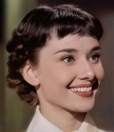 Audrey Hepburn Color, Audrey Hepburn Bangs, Audrey Hepburn Pictures, Aubrey Hepburn, Audrey Hepburn Photos, Chic Short Hair, Audrey Hepburn Style, Wedding Hairstyles With Veil, Old A