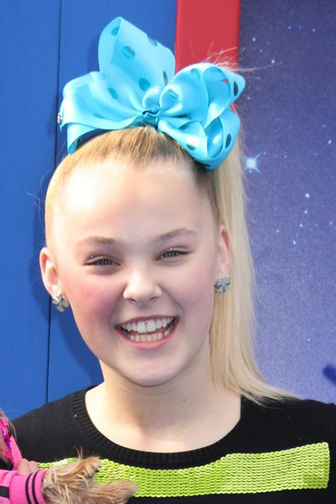 JoJo Siwa Straight Platinum Blonde Hair Bow, High Ponytail, Ponytail Hairstyle | Steal Her Style Westwood Los Angeles, Jojo Siwa Hair, Scary Farm, Big Hair Bows, Ponytail Hairstyle, Bra Image, Purple Highlights, Steal Her Style, Pink Highlights