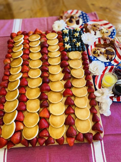 Blue Food Ideas, Fourth Of July Breakfast, Red White And Blue Food, Breakfast Charcuterie Board, Breakfast Charcuterie, 4th July Food, Breakfast Catering, Memorial Day Foods, Crockpot Dessert Recipes