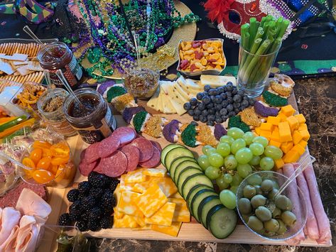 Mardi Gras Charcuterie Board Ideas, New Orleans Charcuterie Board, Mardi Gras Charcuterie Board, Mardi Gras Diy, Mardi Grad, Charcuterie Party, Mardi Gras Party Decorations, Charcuterie Ideas, Mardi Gra