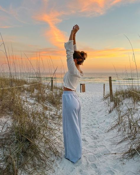 Mary Margaret | pinterest girl on Instagram: "living in a daydream🌅" Sunset Photoshoot Beach, Farmers Market Outfit Summer, Living In A Daydream, Market Outfit Summer, It Girl Summer, Hot Day Outfit, Summer Florida, Farmers Market Outfit, Beach Sunset Photography