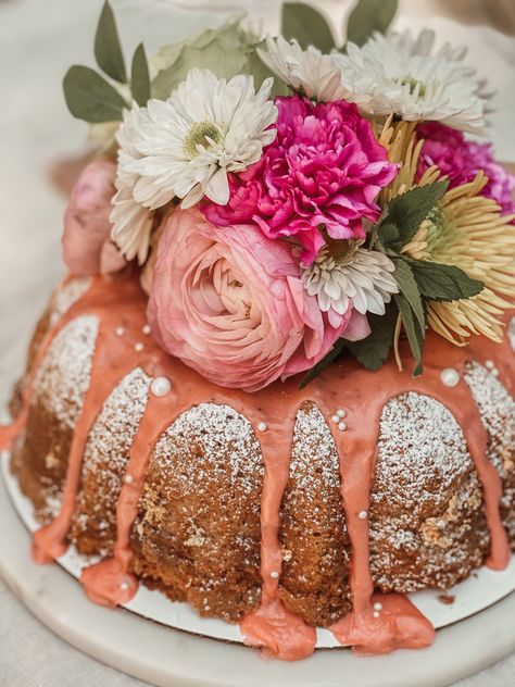 Backyard garden party, anyone? Bundt Cake With Flowers, Backyard Garden Party, Strawberry Pound Cake, Sprinkle Ideas, Cake With Flowers, Pound Cake With Strawberries, Happy Mother, Bundt Cake, Cake Cake