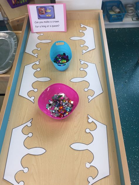 Fine motor skills activity. Decorating crowns Princess Eyfs Activities, Kings Birthday Activities, Kings And Queens Eyfs Activities, Queen Preschool Activities, St Georges Day Activities Eyfs, Fairytales Eyfs, Fairytale Activities, England Activities, Baby Room Activities