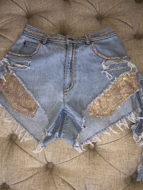 Shorts Outfits Festival, Shorts Upcycle, Bling Shorts, Angel Brinks, Bling Denim, Upcycle Clothes Diy, 2000 Fashion, Diy Shorts, Denim Projects