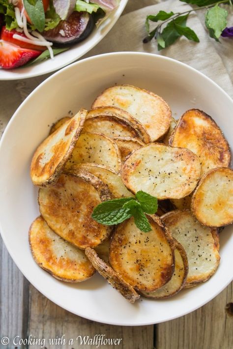 Baked Sea Salt and Pepper Potato Chips | Cooking with a Wallflower Pub Chips, Appetizers Potato, Crispy Potato Chips, Salt And Pepper Chips, Baked Potato Chips, Potato Appetizers, Veggie Chips, Vegan Dip, Potato Chip