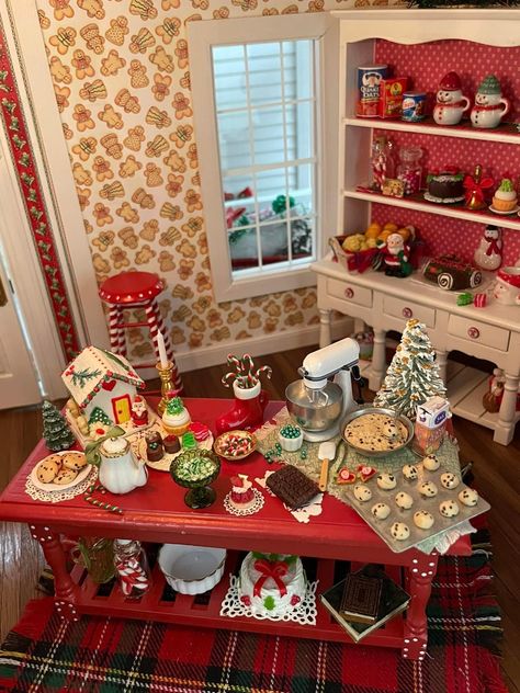 Dolls House Christmas, Christmas Dollhouse Ideas, Christmas Dollhouse Diy, Christmas Miniatures Diy, Christmas Miniatures Scene, Christmas Bookshelf, Dollhouse Crafts, Dollhouse Miniatures Rooms, Diy Crafts To Do At Home