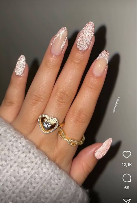 30 Sparkling Glitter Nail Designs That Are Trending Right Now Nile Art, Sparkly Nail Designs, Nagellack Trends, Classy Acrylic Nails, Almond Acrylic Nails, Glam Nails, Nail Designs Glitter, Sparkly Nails, Glitter Nail