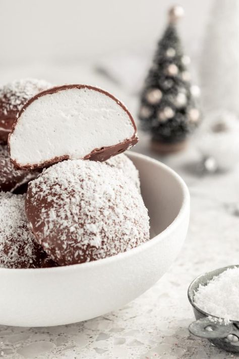 Snowball Recipe Marshmallow, Marshmallow Tea Cakes, Winter Sweet Treats, Marshmallow Desert, Marshmallow Christmas Treats, Thanksgiving Marshmallow, Cookie Marshmallow, Christmas Marshmallows, Marshmallow Dessert Recipes