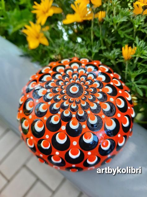 Halloween Dot Art, Pumpkin Mandala, Mandela Design, Mandala Painted Rocks, Painted Rocks Craft, Mandala Design Pattern, Painted Rocks Diy, Mandala Rocks, Art Painting Gallery