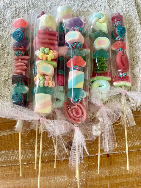 Perfect for any occasion--birthday parties, game days, back to school, teacher gifts, and more!   Handcrafted with love and packed with a variety of delicious candies, these kabobs are sure to bring smiles and joy. 😄💕 These can be customized and made to order. Specific orders need to be placed at least 2 weeks in advance. Message me with any questions or ideas you may have. Birthday Sweets For School, Birthday At School Treats, School Birthday Treat Ideas, Snack Packs For Kids, Birthday Treats To Take To School, Birthday Treats For School, Brownie Kabobs, Packing Candy, School Birthday Treats