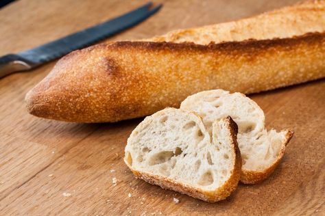 French bread is a delicious addition to any meal and often accompanies soup and salad. Store-bought or homemade French bread can be reheated in a conventional oven to regain its freshly baked texture and butter-melting temperature. To keep the bread from drying out, warm up the entire loaf instead of individual slices. With a proper … French Bread Loaf, French Loaf, Homemade French Bread, Bread Tags, Bread Soup, French Bread Recipe, Baguette Bread, Dry Bread, Bake Bread