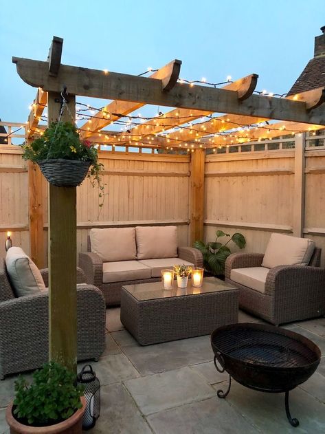 Summer Interior Design, Summer Interior, Christmas Patio, Building A Pergola, Cozy Patio, Beautiful Outdoor Spaces, Patio Decorating Ideas, Small Backyard Patio, Pergola Patio