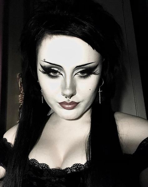 Numetal Goth Makeup, Gothic Black Makeup, Gray Goth Makeup, Goth Makeup Tan Skin, Gothic Smokey Eye, Traditional Gothic Makeup, Formal Gothic Makeup, Gothic Formal Makeup, Black And White Goth Makeup