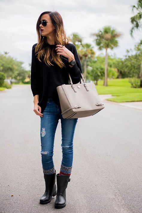 Rain boots are practical and stylish and can really dress up any fall or winter outfit. Check out these 15 trendy ideas for outfits with cute boots. Rain Boots Outfit Spring, Short Boots Outfit, Rain Boots Outfit, Rainboots Outfit, Fall Outfits Black, Fuzzy Sweater Outfit, Rain Boot Outfit, Cute Outfits With Shorts, Hunter Boots Outfit