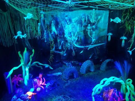 Sunken Pirate Ship Halloween, Deep Sea Trunk Or Treat, Haunted Mermaid Decor, Under The Sea Haunted House, Ocean Themed Halloween Decorations, Scary Underwater Decorations, Shipwreck Haunted House, Haunted Under The Sea, Underwater Haunted House