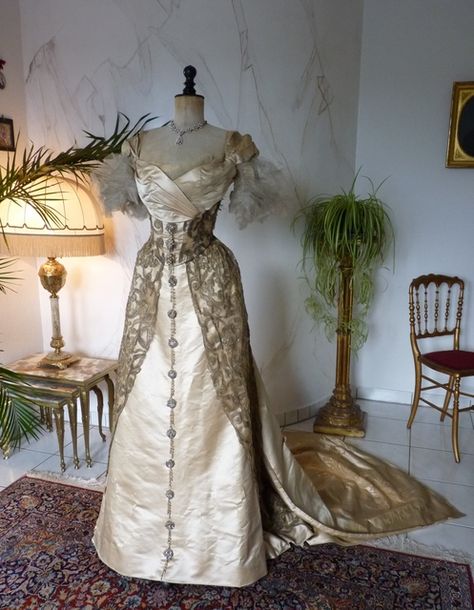 WORTH Evening Dress, Paris, ca. 1898 - www.antique-gown.com House Of Worth Gowns, Historical Gowns, House Of Worth, Antique Dresses, Dress Paris, 1890s Fashion, Period Dress, 파티 드레스, History Fashion