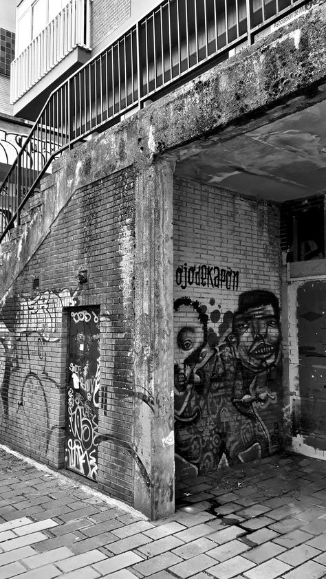 Grey Graffiti, Nyc History, Black And White Picture Wall, Paint Background, Black And White Pictures, Spray Paint, Picture Wall, Pretty Wallpapers, Fondos De Pantalla