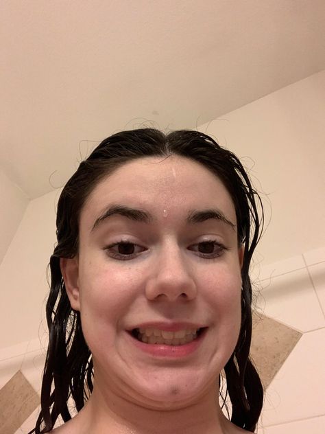 Shower selfie water wet hair teeth brown Wet Hair Pics Aesthetic, Wet Hair Selfie Instagram, Wet Hair Instagram Pictures, Wet Hair Aesthetic Photos, Styling Wet Hair Mornings, Shower Hair, After Bath, Bath Girls, Hair Girl