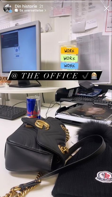 Instagram story at work office Work Snapstory, Office Time Instagram Story, Office Stories Instagram, Office Instagram Story Ideas, Office Work Story Instagram, Laptop Work Snapchat Story, Office Story Instagram, Work Snapchat Story, Office Work Snapchat Story