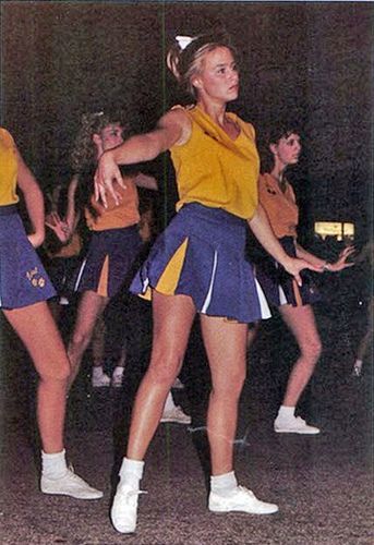 Grease Aesthetics, Cheerleading Aesthetic, Cheerleader Pictures, Keds Outfits, Vintage Cheerleader, Cheerleader Uniforms, Throwback Fashion, School Cheer, Band Uniforms