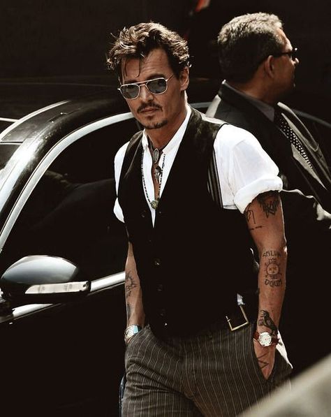 Styling for Men : How to dress like Johnny Depp – Instant Attire – Medium جوني ديب, Johnny Depp Style, Kaptan Jack Sparrow, Johnny Depp Pictures, Young Johnny Depp, Johnny D, Mens Fashion Edgy, Herren Outfit, Jack Sparrow