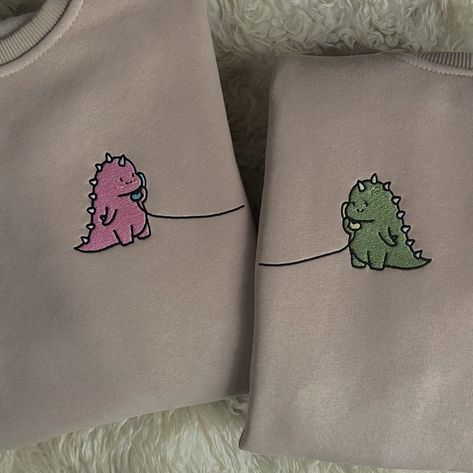 Matching Dino Hoodies, Best Friend Stuff Matching, Hoddies Outfits For Couples, Tiktok Gifts For Boyfriend, Matching Friend Hoodies, Matching T Shirts For Best Friends, Friends Hoodies Ideas, Matching Gifts For Couples Ideas, Matching Hoodies For Friends