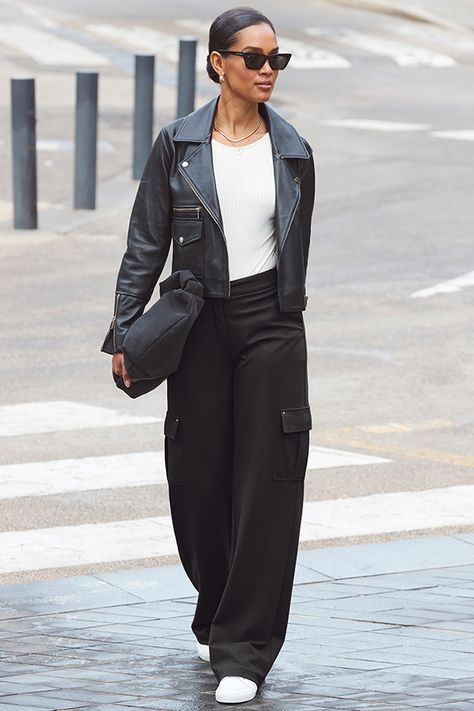 Black Wide Leg Pants Outfit Casual, Black Cargo Pants Outfit Women, Black Trouser Outfit, Black Wide Leg Pants Outfit, Trousers Outfit Casual, Black Cargo Pants Outfit, Black Trousers Outfit, Cargo Styling, Leather Trousers Outfit