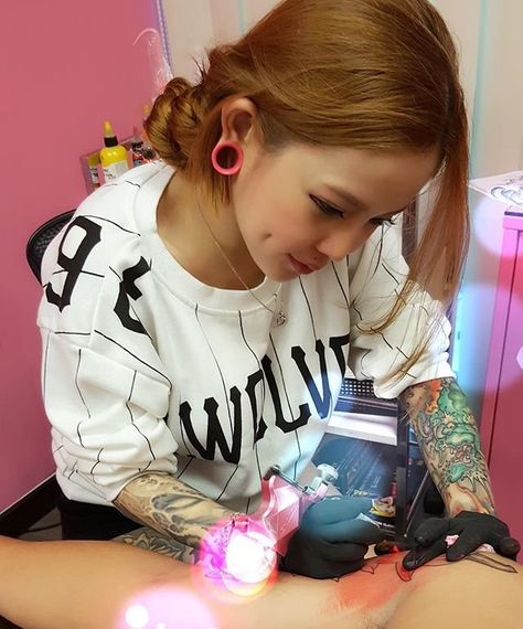 Kinki Ryusaki Person Tattooing Someone Reference, Tattoo Artist Quotes, Profile Tattoo, Ink Artists, Tattoo Artist Tips, Female Tattoo Artist, Tattoo Artists Near Me, Famous Tattoo Artists, Becoming A Tattoo Artist