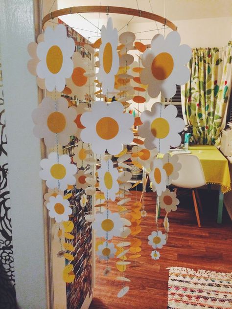 Colorful Brunch Decor, Diy Groovy Birthday Decorations, Groovy Party Crafts, Groovy Photo Backdrop, Hippy Themed Birthday Party, Groovy Decorations Ideas, Groovy Centerpieces, Hippie Party Ideas, Groovy Baby Shower Ideas