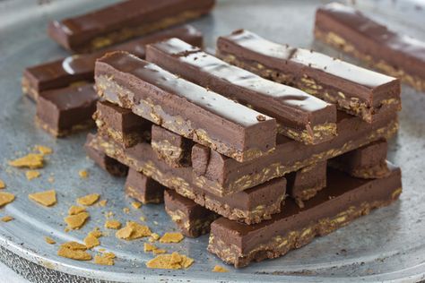 Recipe: Chocolate Hazelnut Crunch Bars Hazelnut Torte, Crunch Bars Recipe, Hazelnut Crunch, Crunch Bars, Gluten Free Candy, Crunch Bar, Chocolate Hazelnut Spread, Brownie Bar, Chocolate Hazelnut