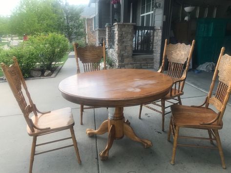 Round Dining Table Paint Ideas, Oak Table With Metal Chairs, Painted Oak Dining Table And Chairs, Painting Oak Dining Table And Chairs, 2 Tone Table And Chairs, 90s Table Makeover, Repainted Kitchen Table And Chairs, 80s Dining Table Makeover, Vintage Round Table And Chairs