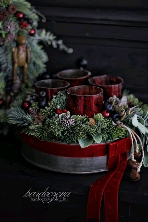 Christmas Spread, Christmas Advent Wreath, Christmas Meals, Christmas Candle Decorations, Christmas Flower Arrangements, Christmas Decorations Bedroom, Xmas Wreaths, Christmas Arrangements, Holiday Christmas Tree