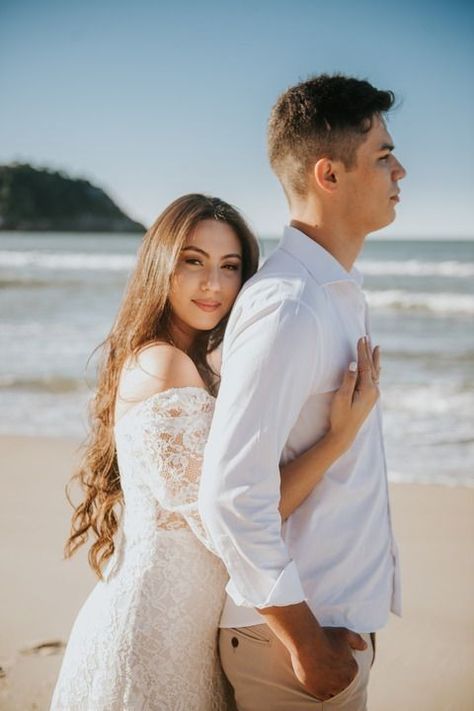 Beach Wedding Pics, Engagement Photo Shoot Beach, Pre Wedding Photoshoot Beach, Prenuptial Photoshoot, Pre Wedding Photoshoot Props, Wedding Fotos, Pre Wedding Photoshoot Outfit, Wedding Photoshoot Props, Pre Wedding Photoshoot Outdoor